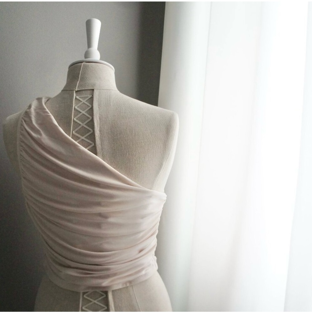 Express Fitted One Shoulder Ruched Cropped Tank - Picture 3 of 3